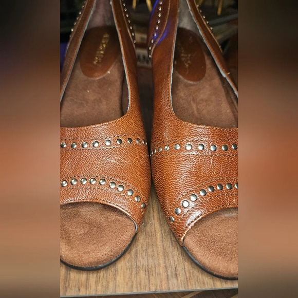 AEROSOLES Cognac brown leather open toe pumps. Gold studs. Size 7.5 - Picture 3 of 10